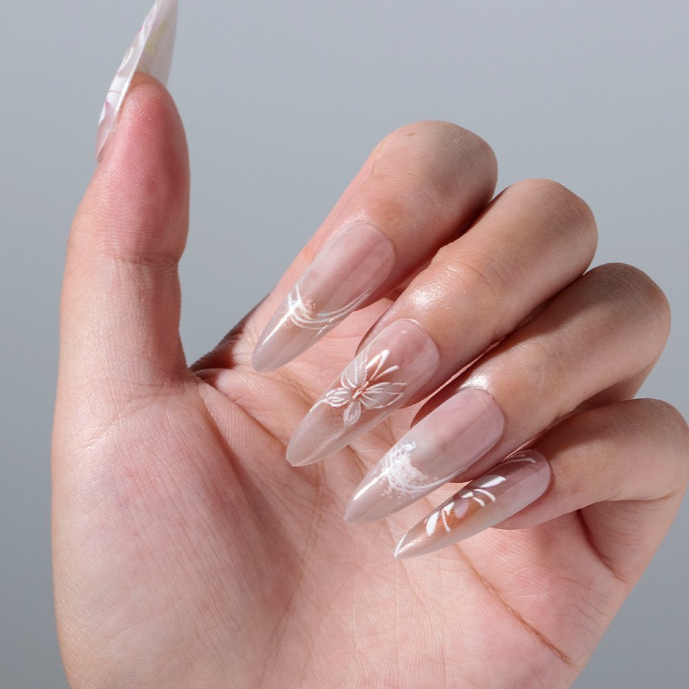 Blumeninspirierten Press-On Nagelverzierungen Brehn