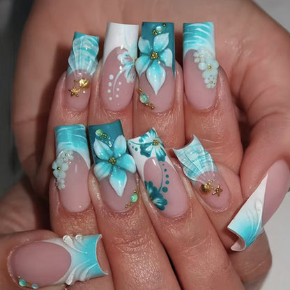 Kunstnagelset mit eleganten blumigen Verzierungen und Glitzerakzenten Brehn