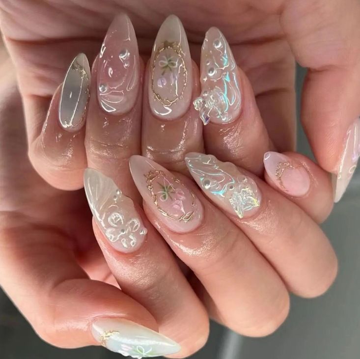 Elegante Kunstnägel mit holografischen und floralen Verzierungen Brehn