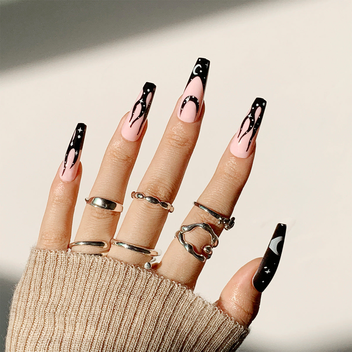 Kunstvolle Nagelverlängerungen mit kreativem Design und glitzernden Akzenten Brehn