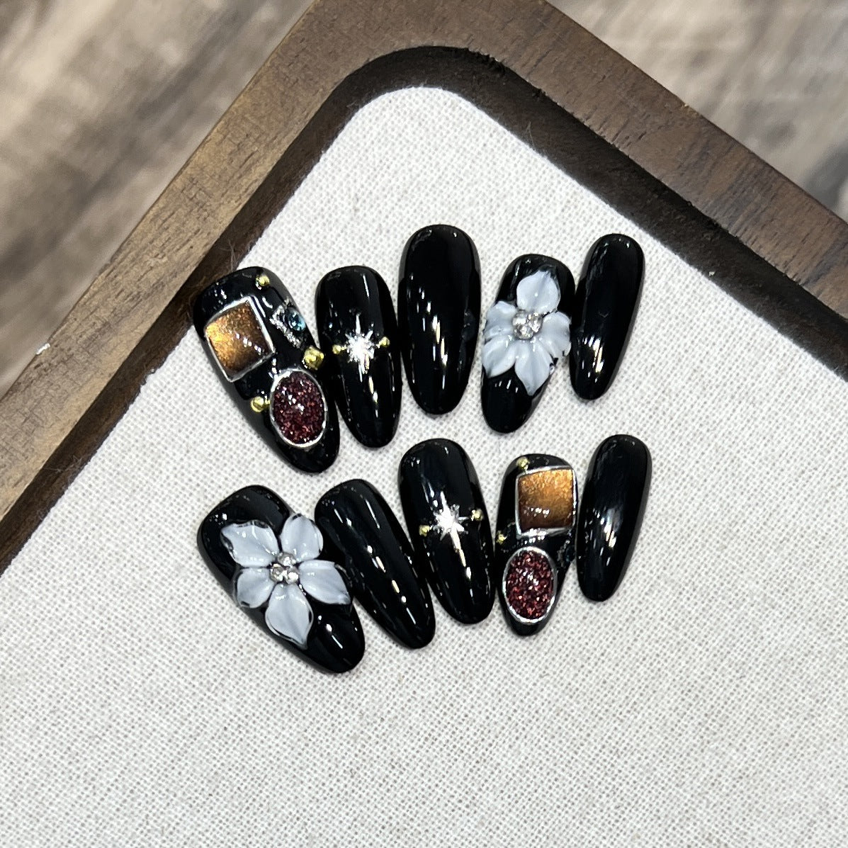 Dekoratives Press-On-Nagelkunstset mit floralen und Kristallakzenten Brehn