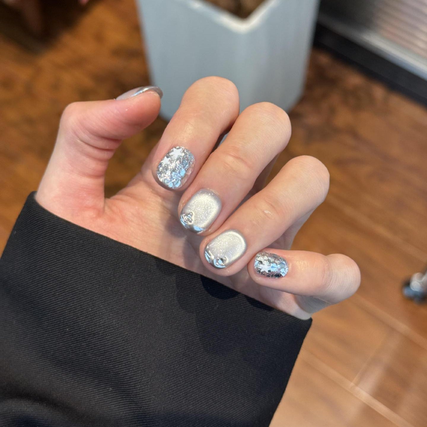Glamouröse Kunstnägel mit Strahlendem Metallic-Finish Brehn