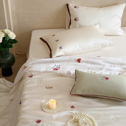 Elegante Satin-Bettwäsche-Garnitur mit feiner Blumenstickerei und Spitzenrand