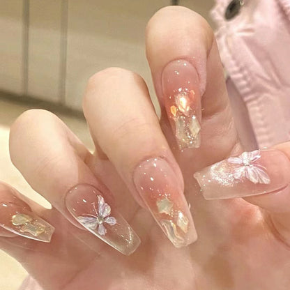 Kunstvolle Nagelverlängerungen mit zartem Blumendesign Brehn