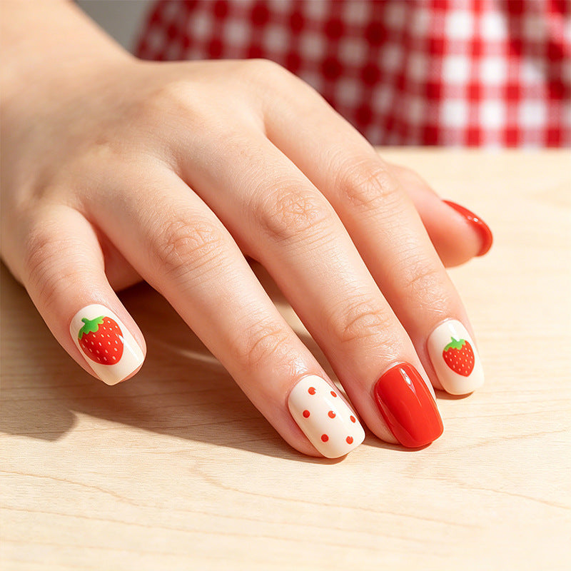 Kunstnagelset mit süßen Erdbeer- und Punkte-Designs Brehn
