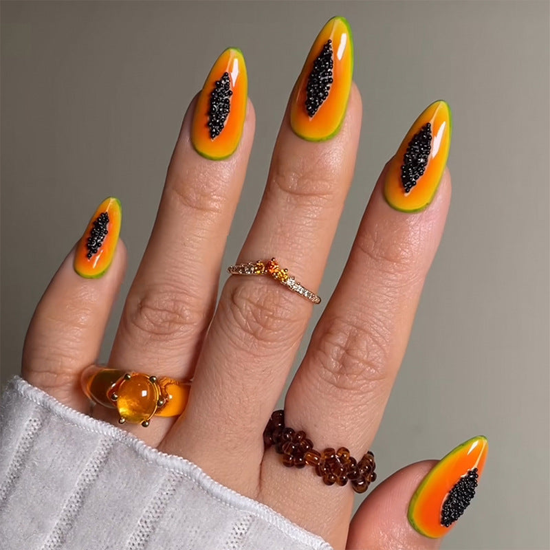Kunstnagelset mit trendigen Glitzerakzenten und auffälligen Designs Brehn