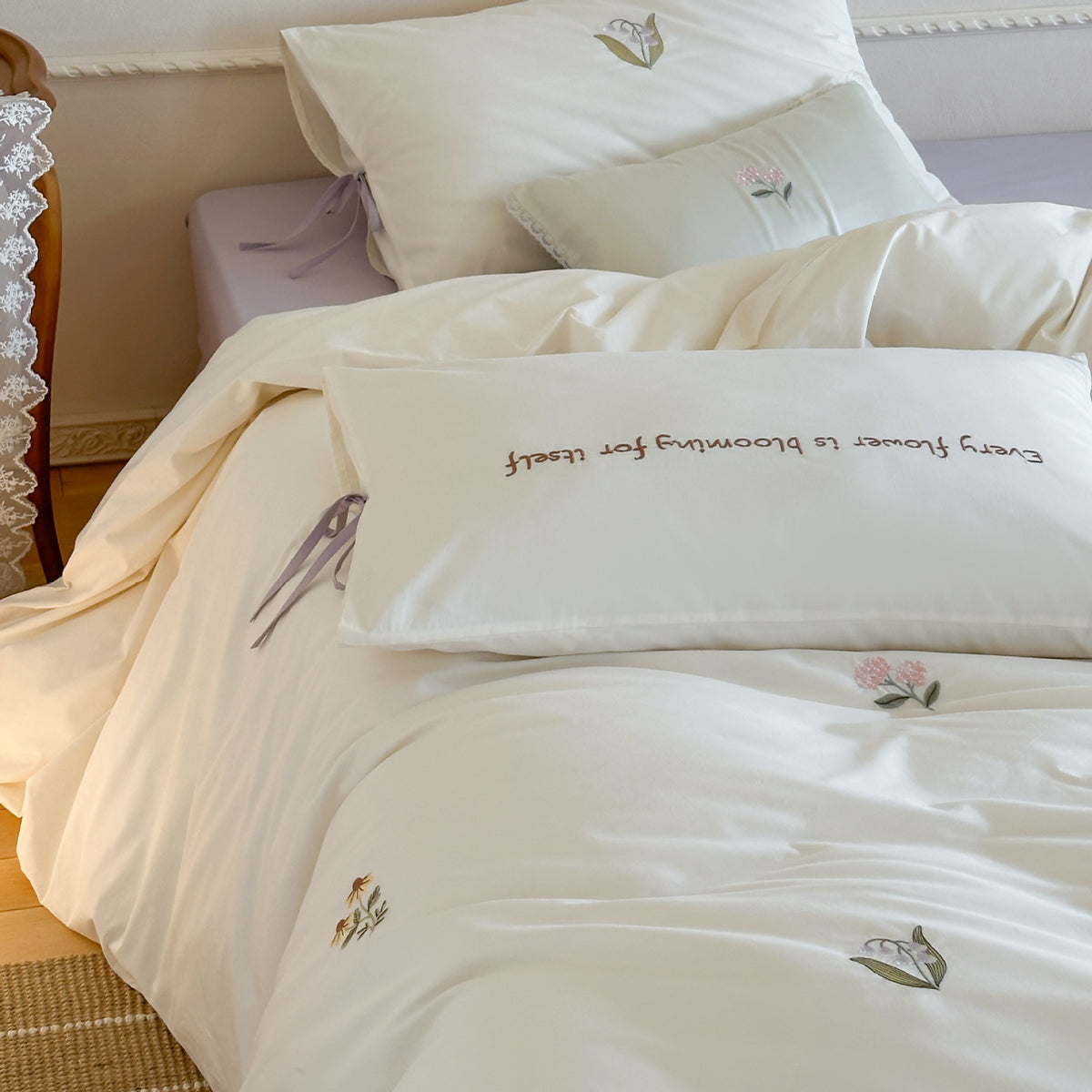 Bestickte Baumwollbettwäsche mit Wiesenmotiv und Kissenbezügen mit Bandbindung