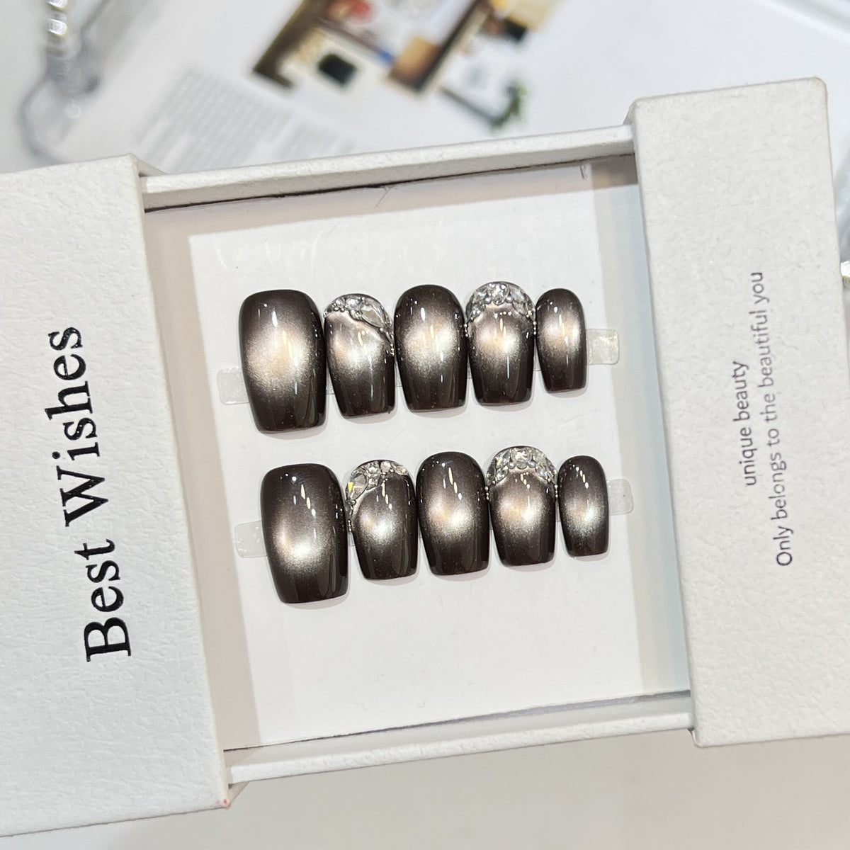 Elegantes Press-On-Nagelkunst-Set mit Strass-Akzenten Brehn