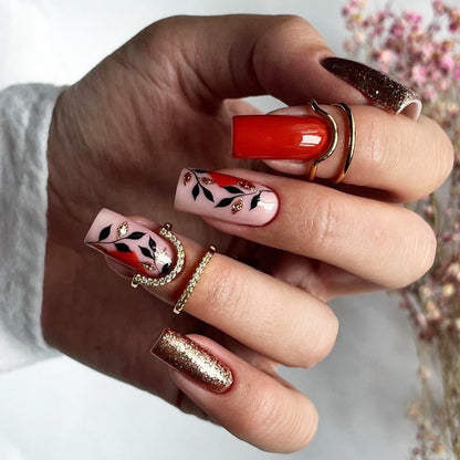 Kunstvolle Gel-Nägel mit elegantem Floral-Design und Glitzerakzenten Brehn