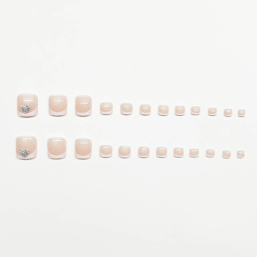 Kunstnagelset mit glamourösem Herzdesign und eleganter French-Spitze Brehn