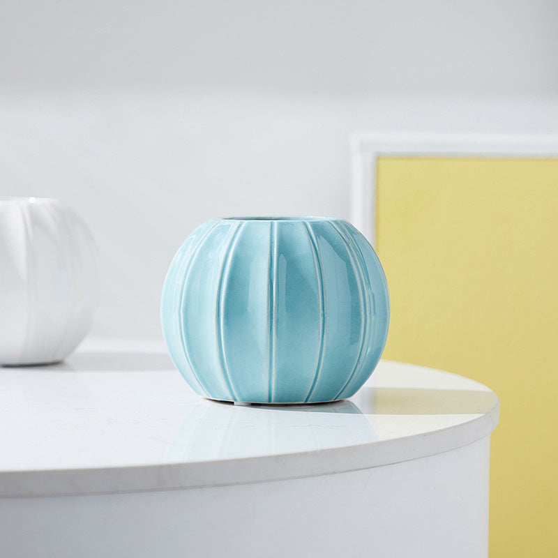 Dekorative Keramikvase mit modernem Rillenmotiv Brehn