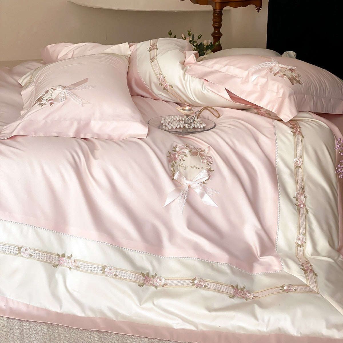 Bestickte Blumenband Baumwollsatin Bettbezug Set mit Kopfkissenrolle & Rüschen Kissenbezügen
