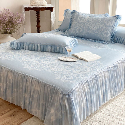 Romantische gesteppte Bettüberwurf-Garnitur mit Jacquard-Blütenstruktur, Volant und Zierkissen
