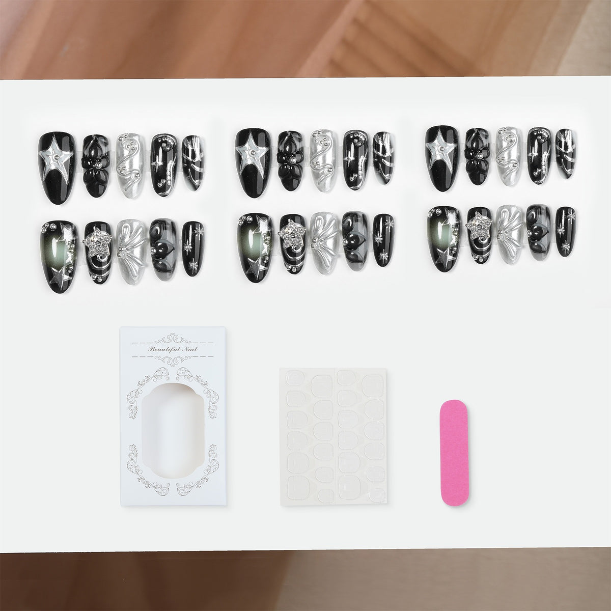 Kunstnagelset mit glamoureusen Designs und einzigartigen 3D-Elementen Brehn