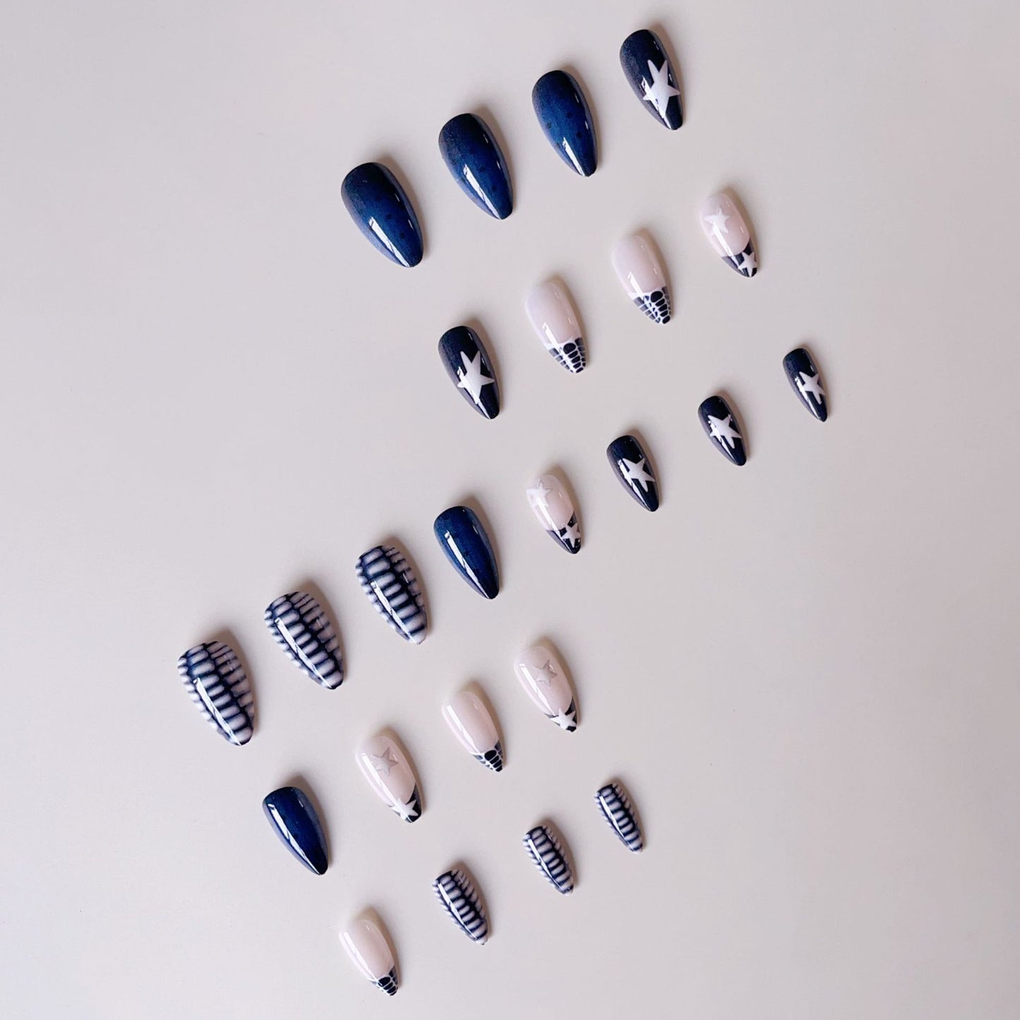 Kunstnagelset mit modischem Sternen-Design Brehn