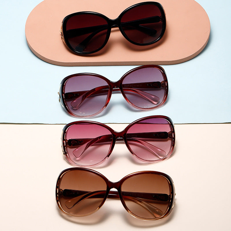 Damen Modische Sonnenbrille im eleganten Design mit auffälligen Verzierungen Brehn