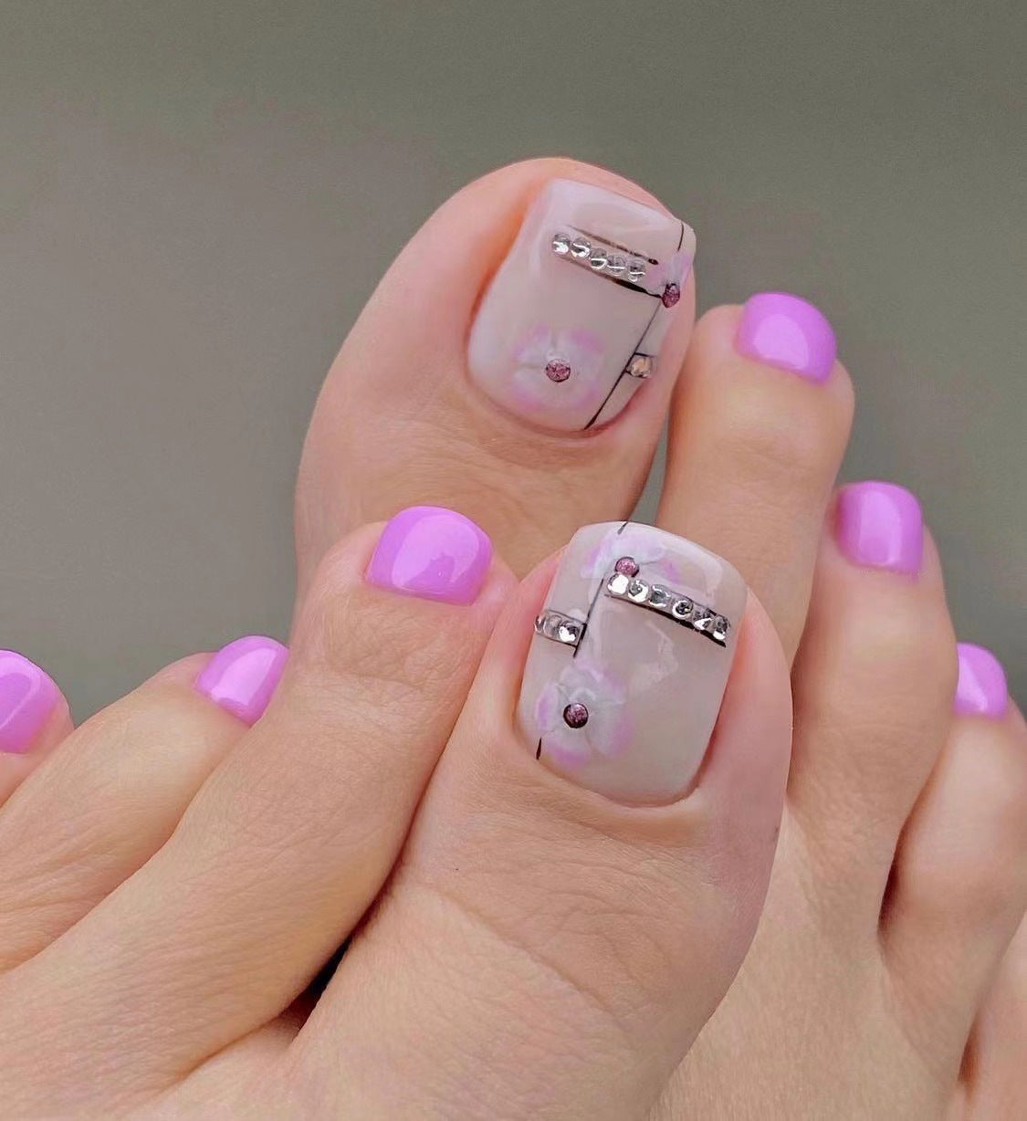 Kunstvolle Fußnagelkunst mit Glitzer- und geometrischen Akzenten Brehn
