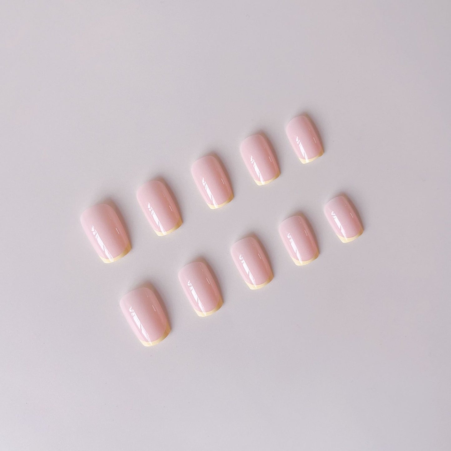 Kunstnagelset mit modernen French-Spitzen und auffälligen Neon-Akzenten Brehn