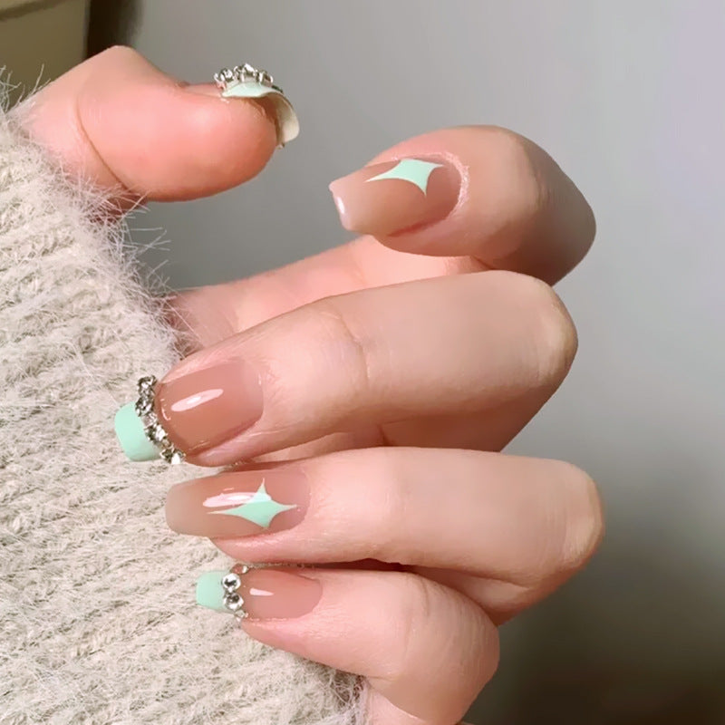 Kunstnagelset mit eleganten geometrischen Verzierungen Brehn