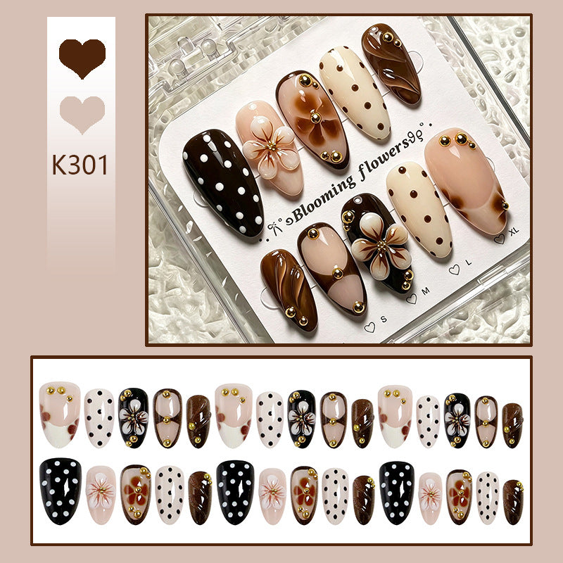 Kunstnagelset mit floralen Akzenten und eleganten 3D-Verzierungen Brehn