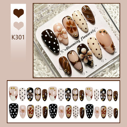 Kunstnagelset mit floralen Akzenten und eleganten 3D-Verzierungen Brehn