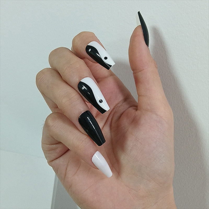 Kunstnägel mit floralem Minimalismus Brehn