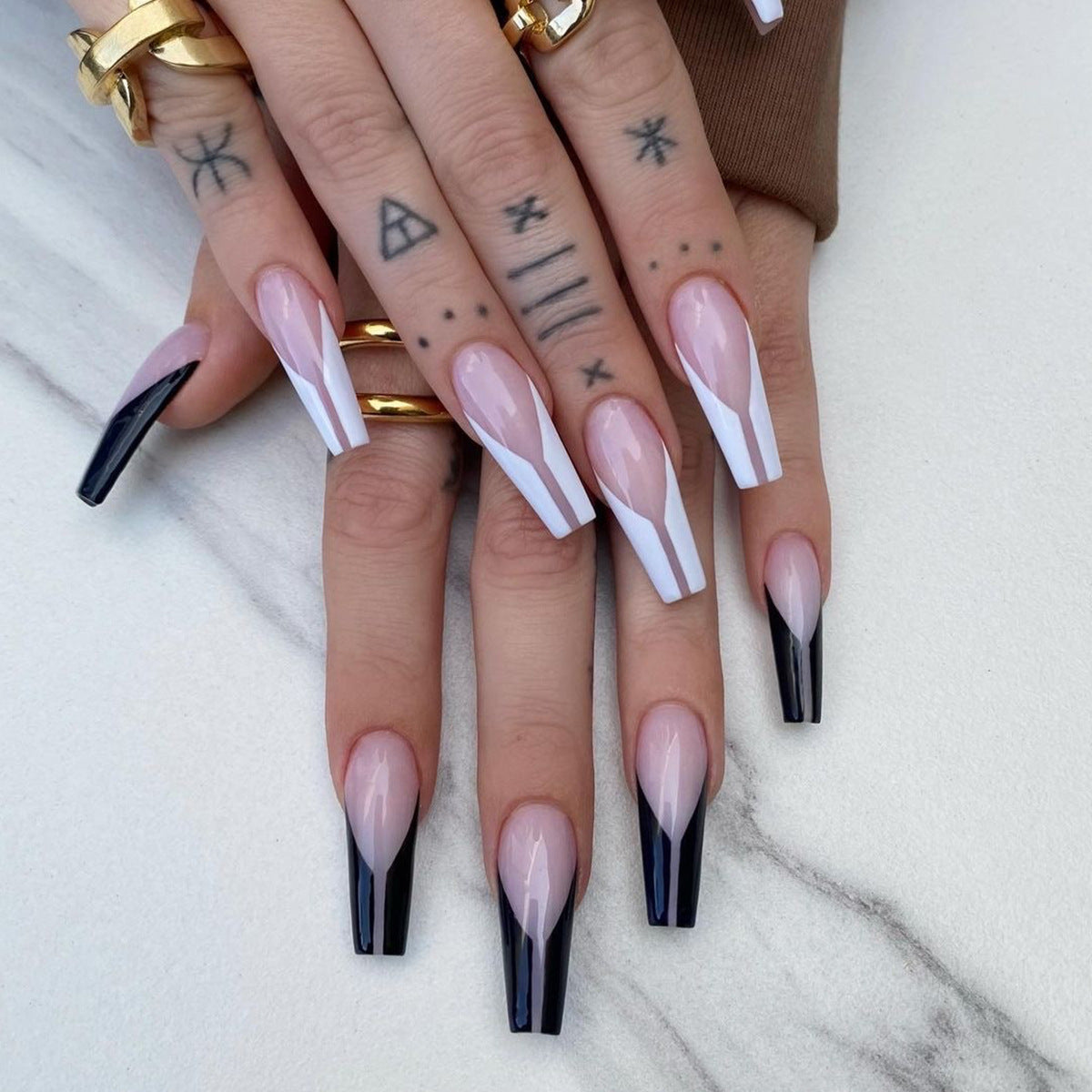 Nagelkunst mit Herz- und Lippenmotiven Brehn