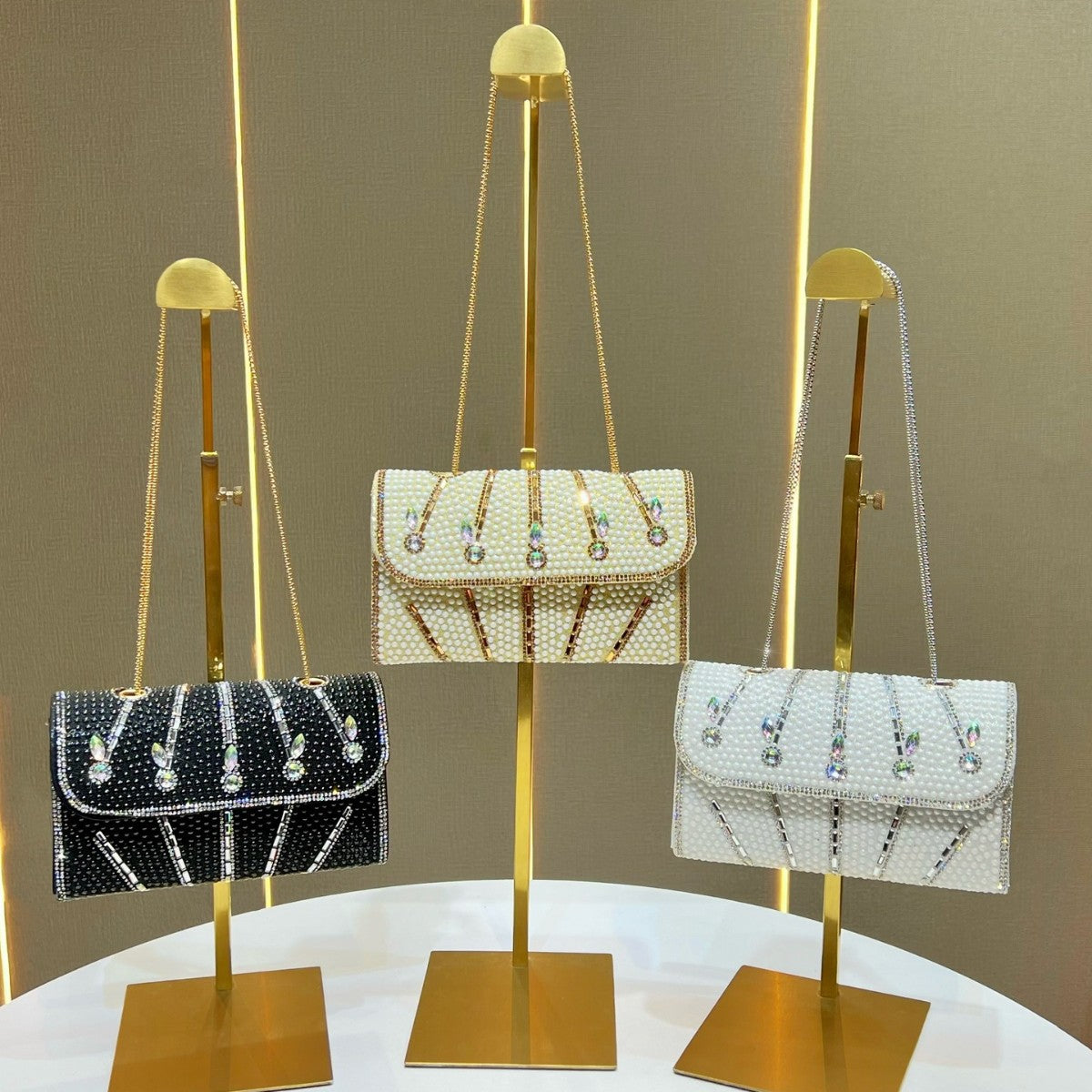 Elegante, mit Kristallen verzierte Abend-Clutch