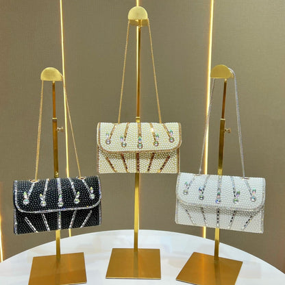 Elegante, mit Kristallen verzierte Abend-Clutch
