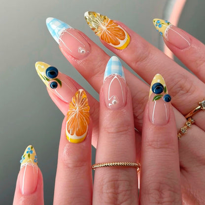 Kunstvolle Nagelverlängerungen mit kreativem Floral-Design Brehn