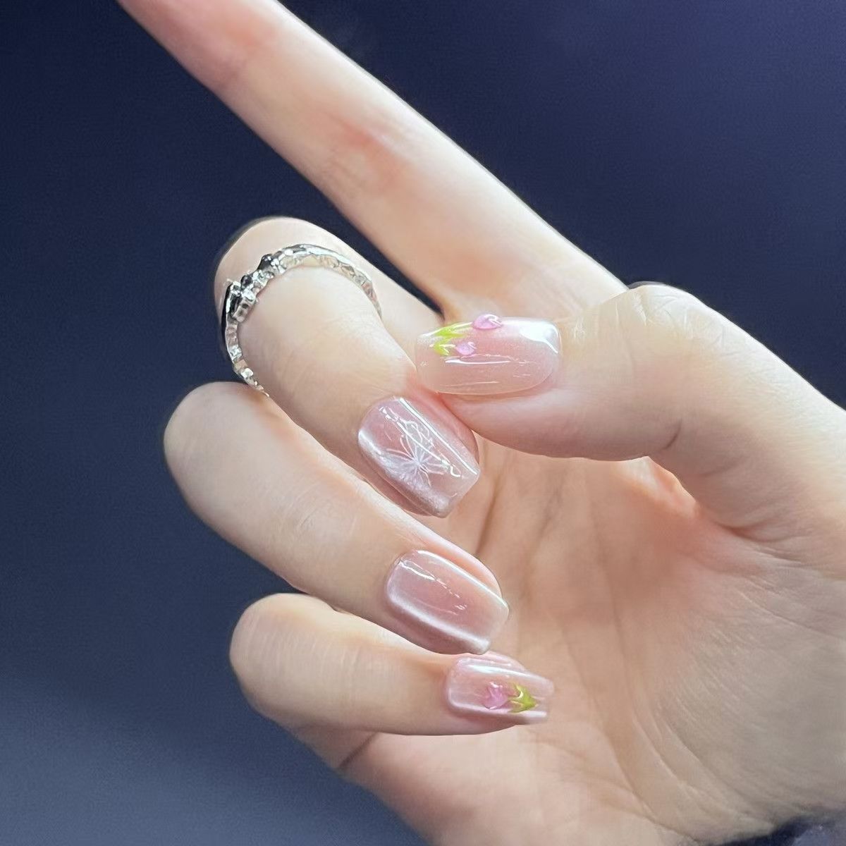 Künstlerisches Blumennageldesign Press-On Tipps Brehn