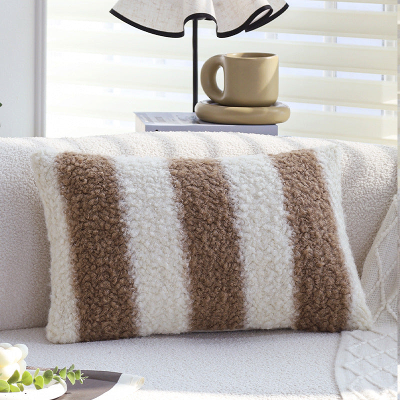 Quadratischer Kissenbezug aus Teddy‑Bouclé mit reliefierten Streifen und softem Flor Brehn