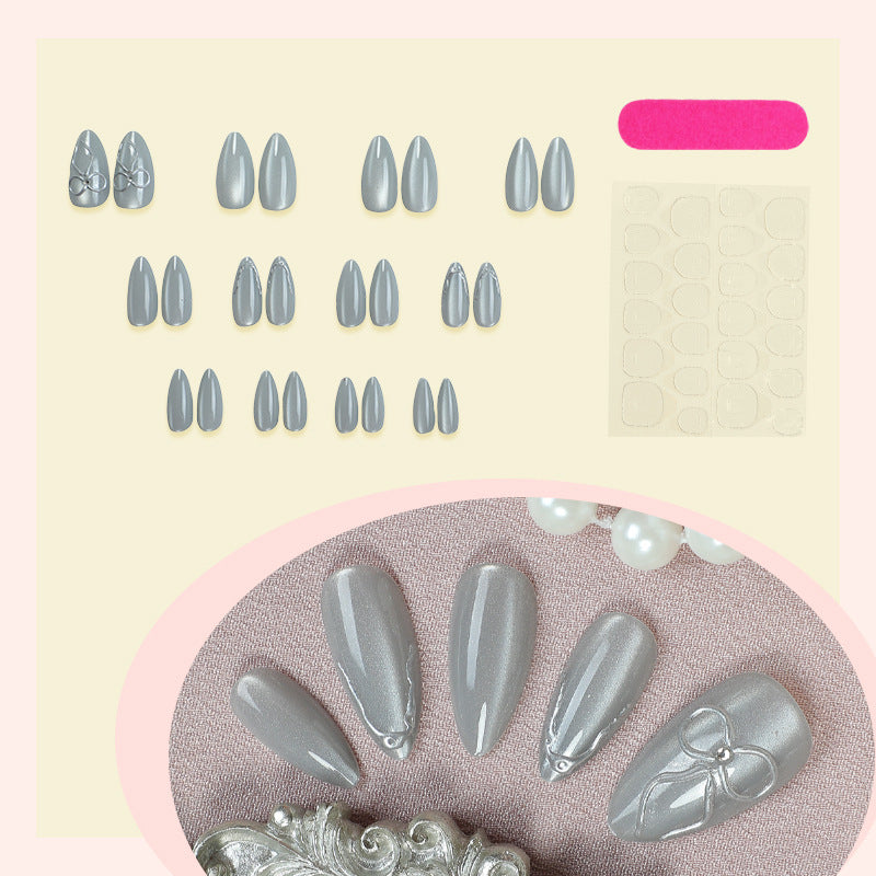 Kunstnagelset mit eleganten Silberakzenten Brehn