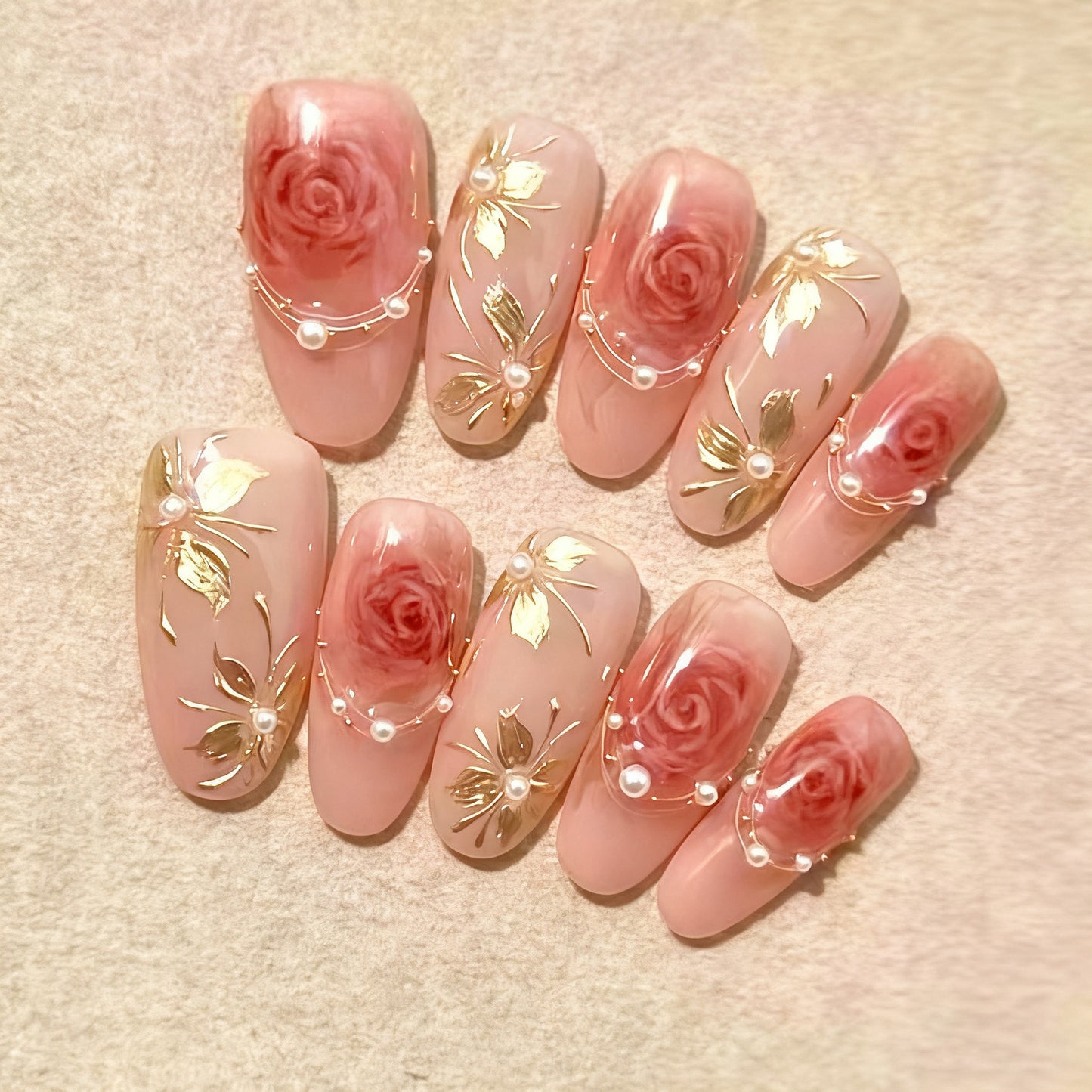 Kunstvolle Nagelspitzen mit Rosen-Design Brehn