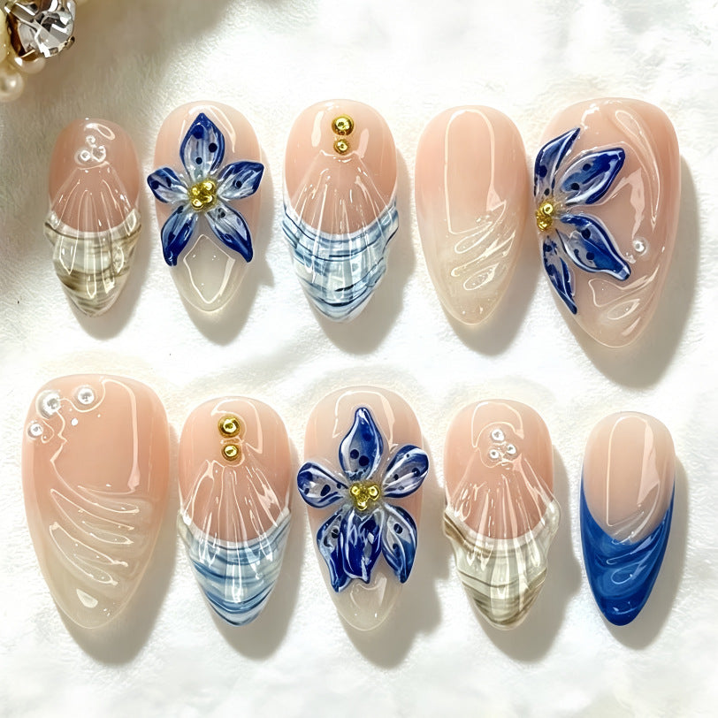 Elegantes Nagelkunst-Set mit Floralen Applikationen Brehn