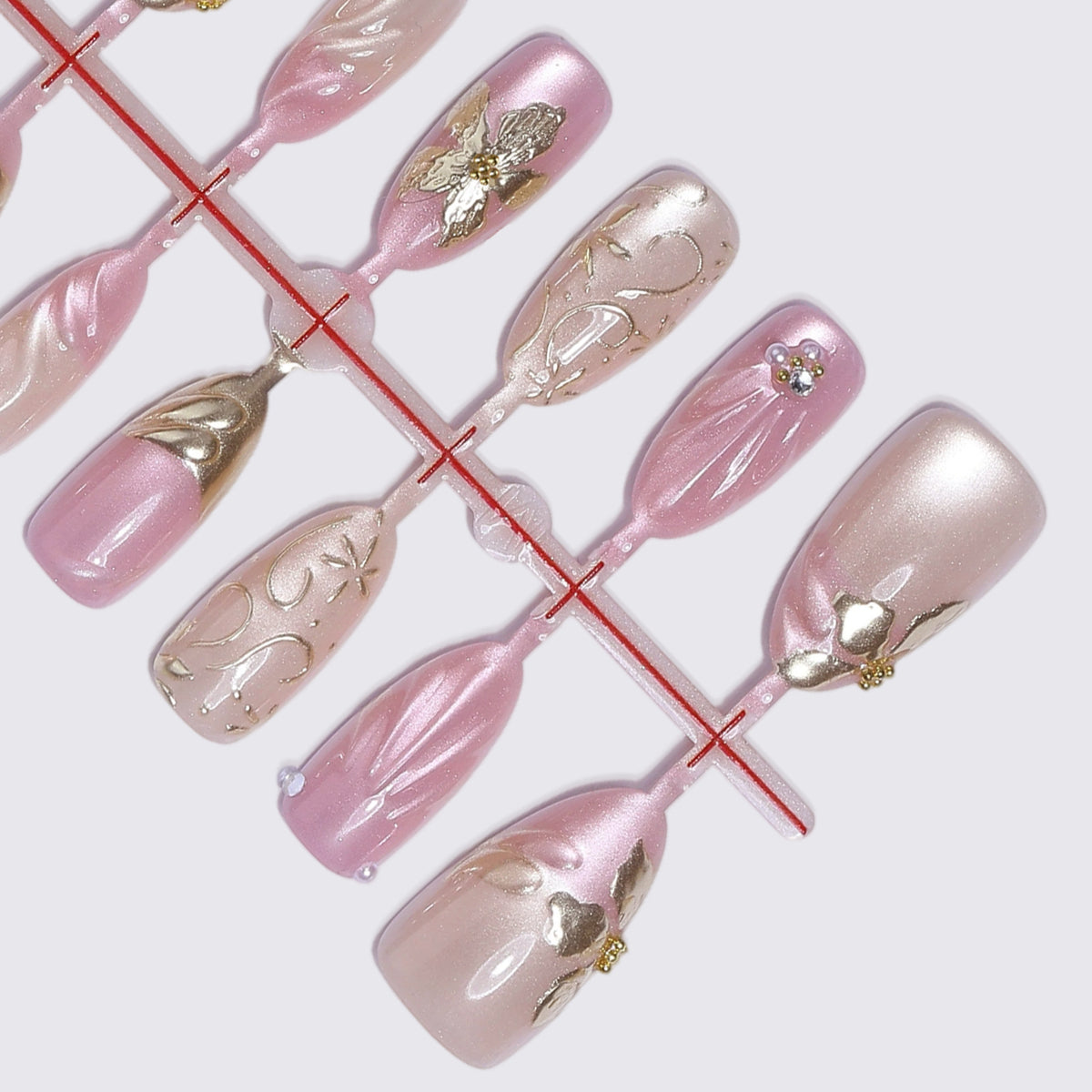 Elegantes Kunstnagelset mit floralen Verzierungen Brehn