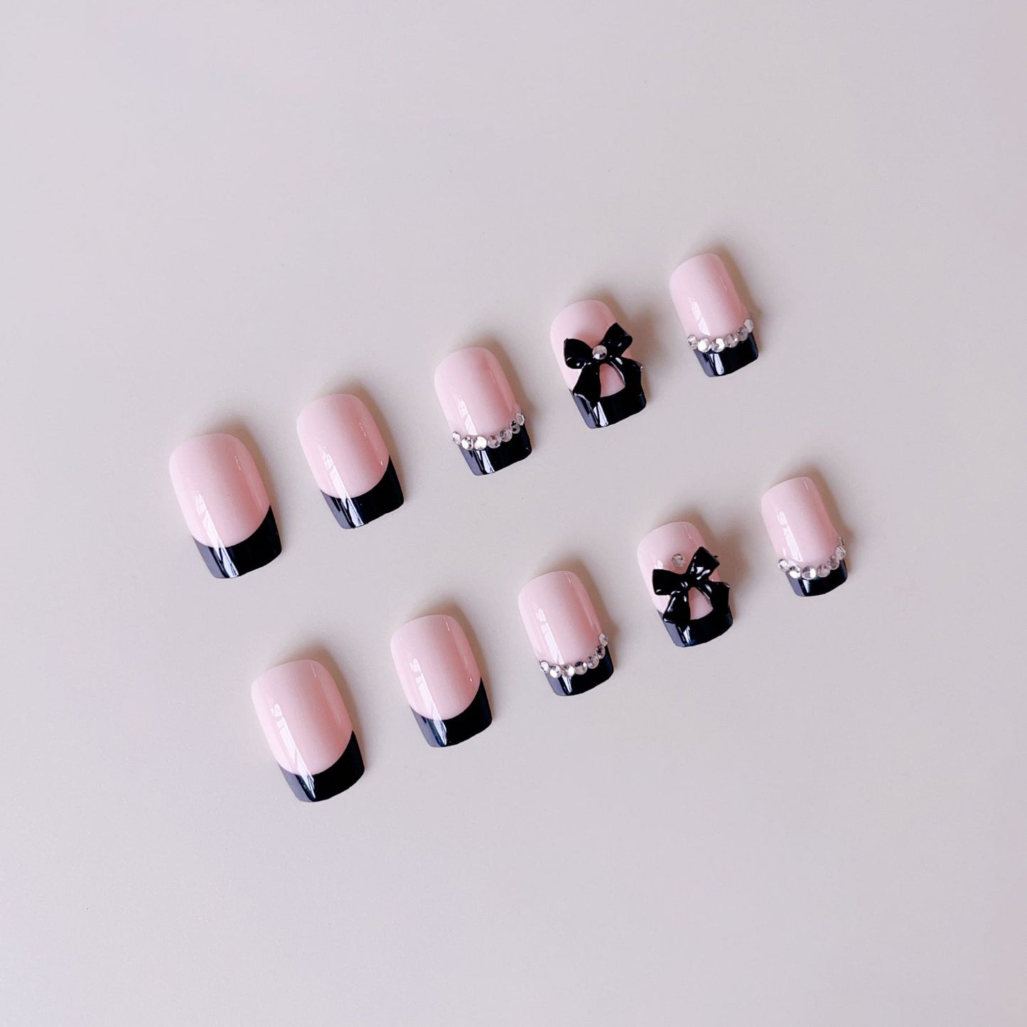 Kunstnagelset mit eleganten Schleifen und Glitzerverzierungen Brehn