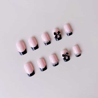 Kunstnagelset mit eleganten Schleifen und Glitzerverzierungen Brehn