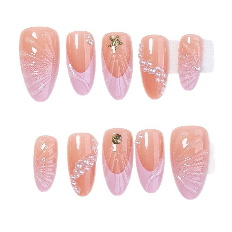 Kunstnagelset mit eleganten Perlen- und Muschelmotiven Brehn
