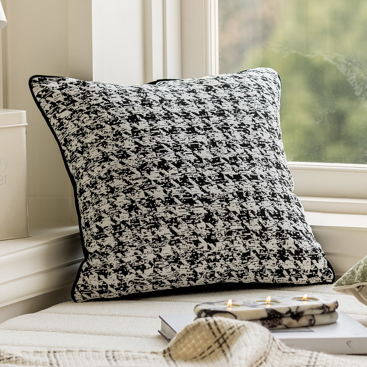 Dekoratives Kissen mit kunstvollem Bambusdesign