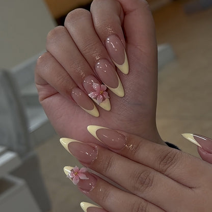 Kunstvolle Stiletto-Nägel mit elegantem Blüten-Akzent Brehn