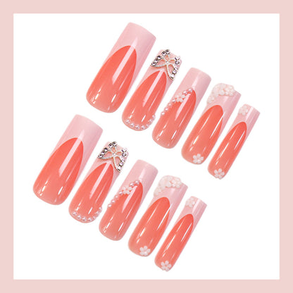 Kunstnagelset mit eleganten floralen Verzierungen und Glitzerakzenten Brehn