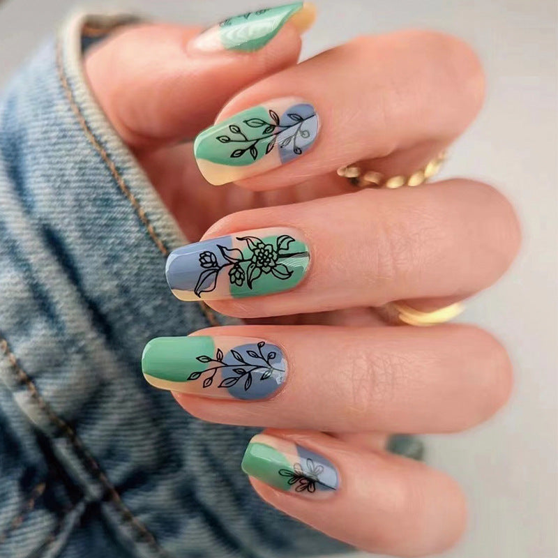 Nagelkunst mit Herz- und Lippenmotiven Brehn