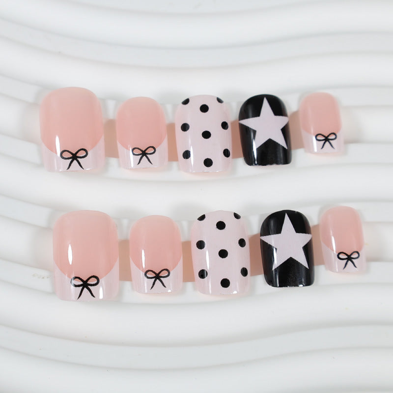 Kunstnagelset mit verspielten Punkten und Sternenmotiven Brehn