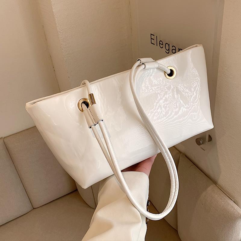 Glänzende Patentanleder-Handtasche