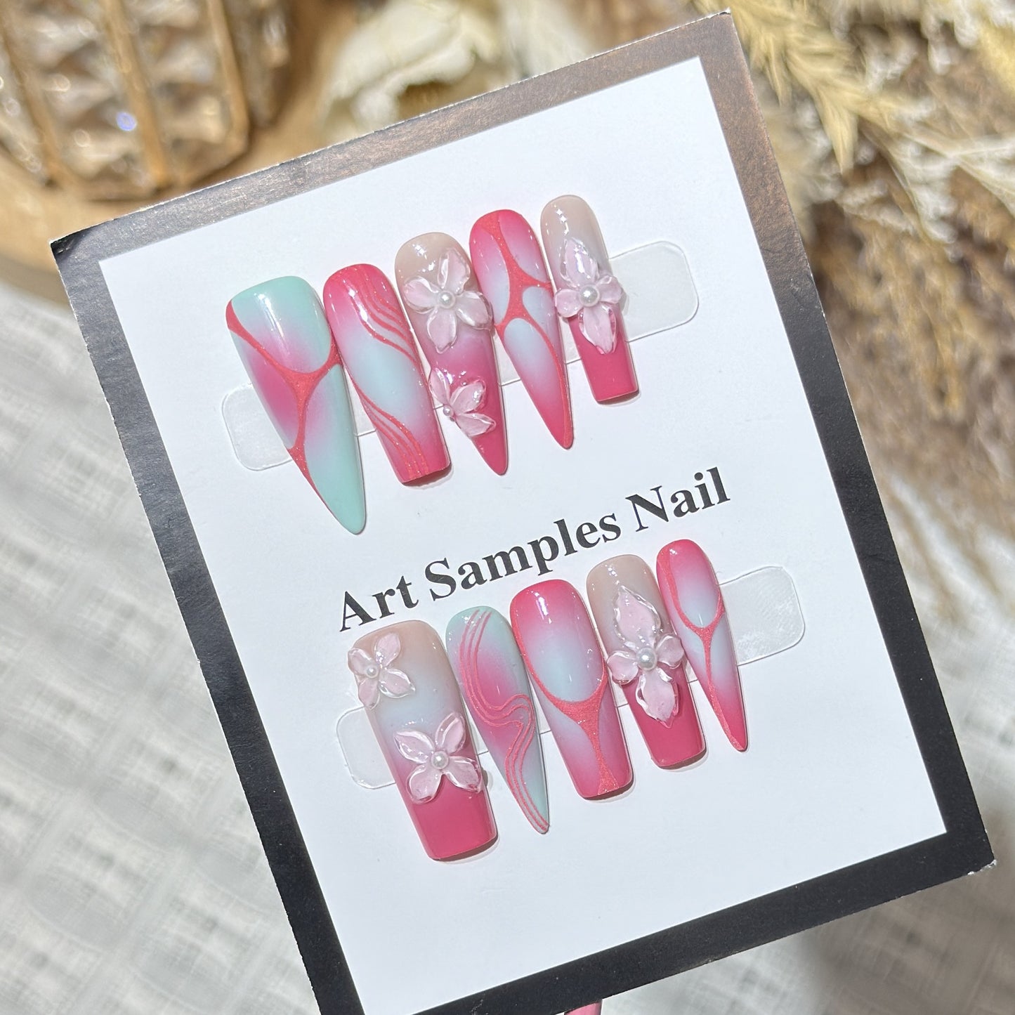 Dekorative Stiletto Press-On Nägel mit floralen Designs Brehn