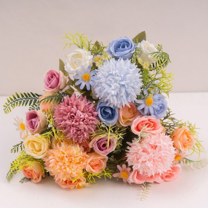 Lebhaftes dekoratives Blumenbouquet