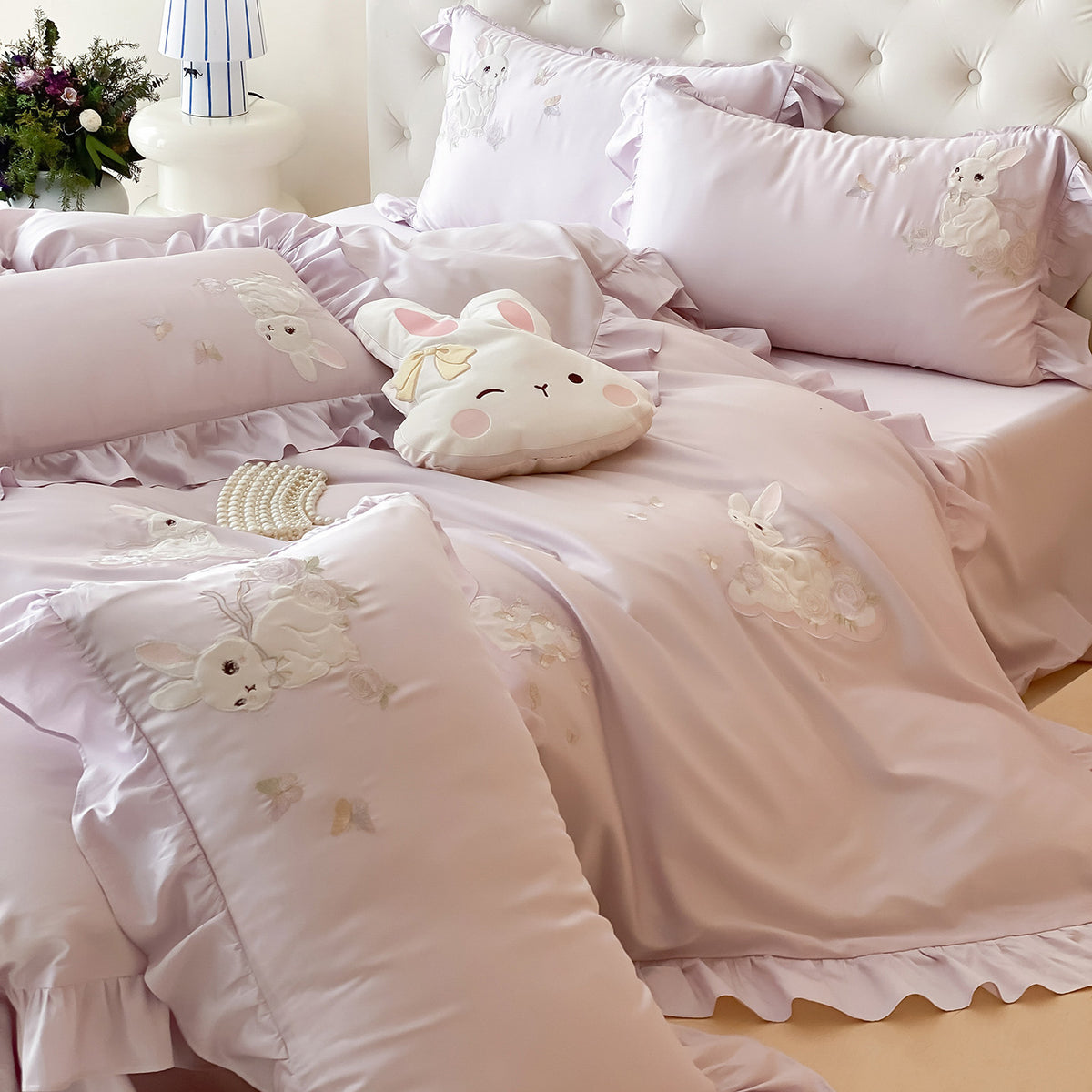 Seidig gesticktes Bunny Satin Bettbezugset mit Rüschensaum & Oxford-Kissenbezügen