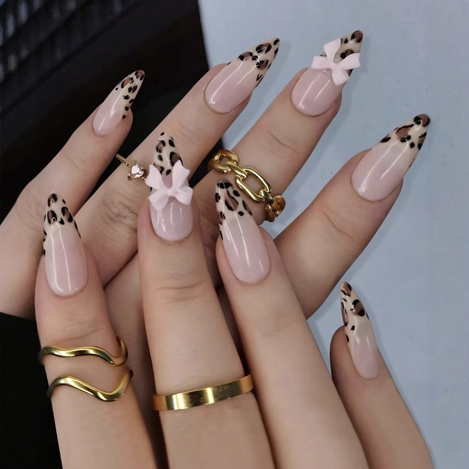 Kunstnagelset mit Leopardenmuster und dekorativen Schleifen Brehn