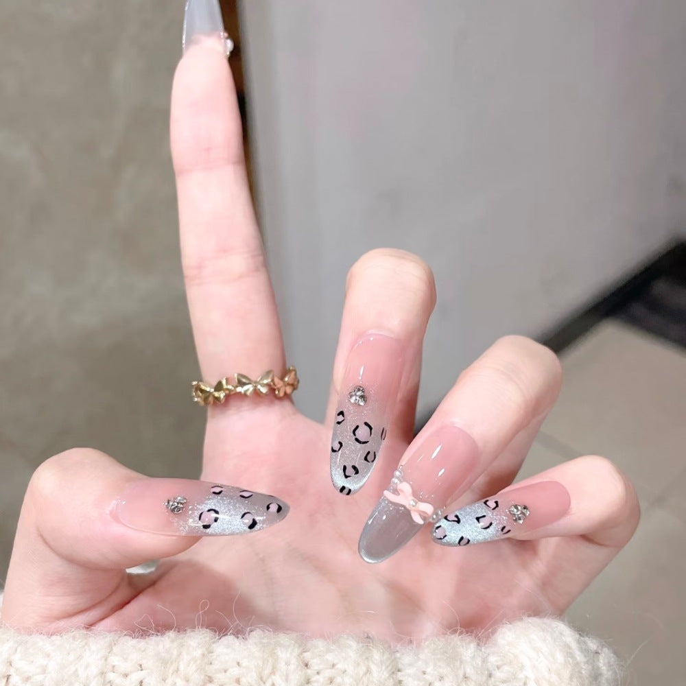 Künstlerische Stiletto Press-On-Nagelset mit Leopardenmuster und Schleifenakzenten Brehn